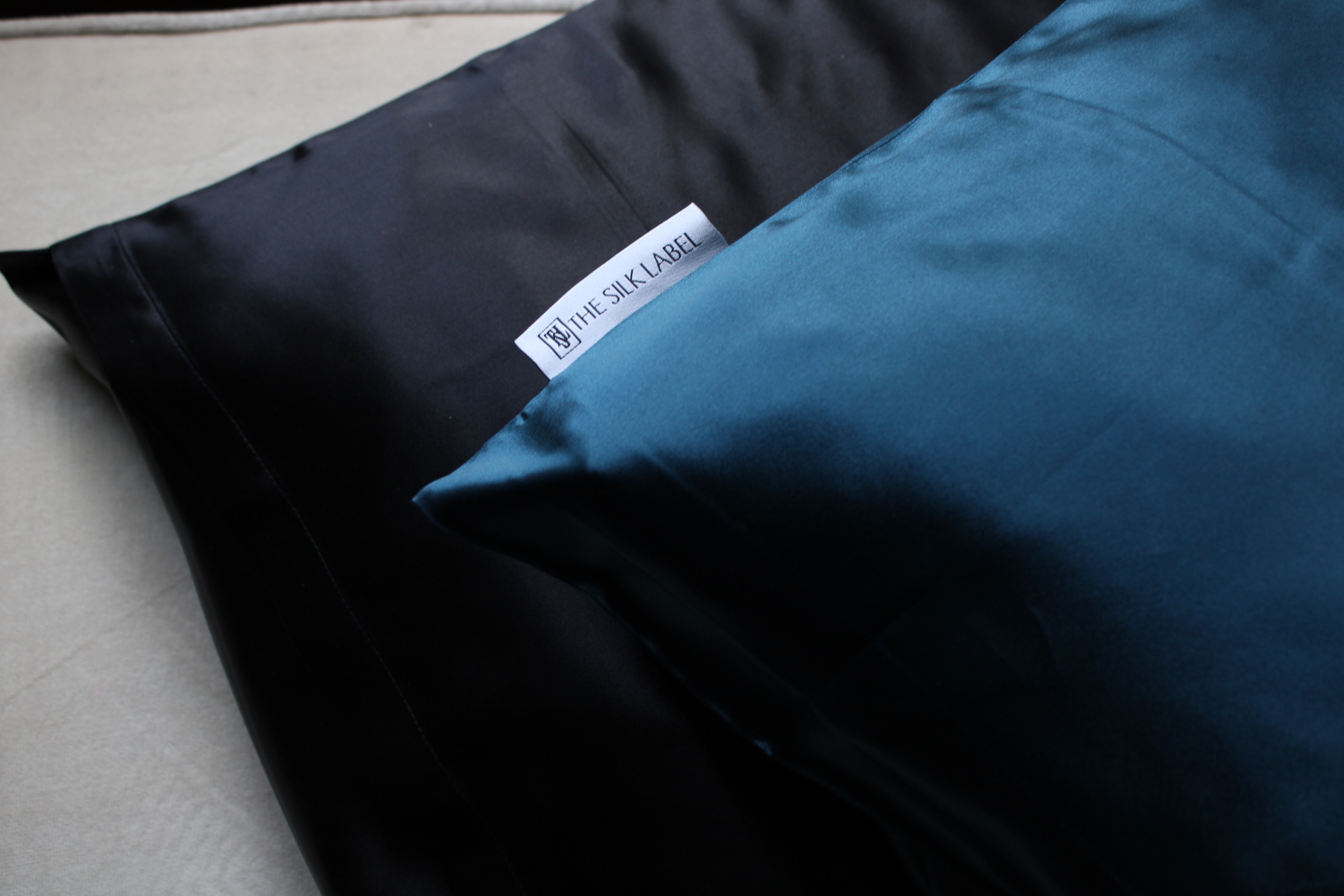 2 Black Silk Pillowcases - Image 3